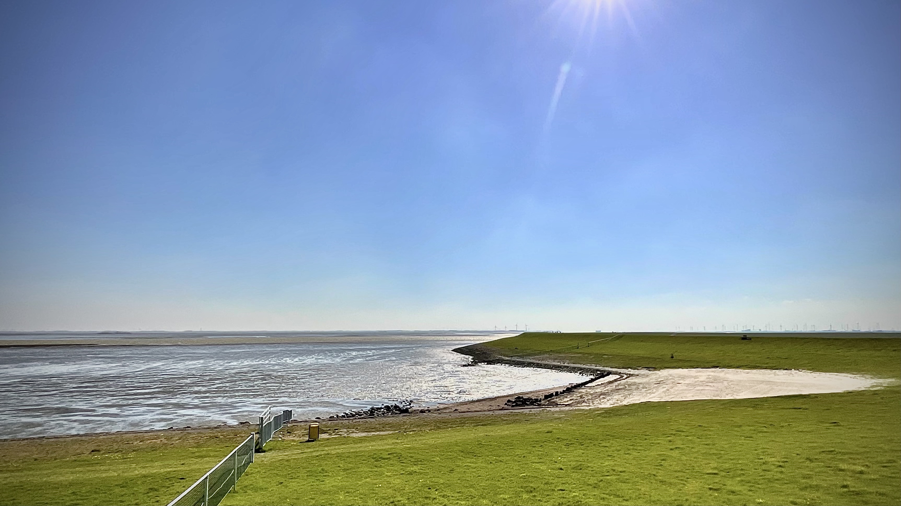 Het Beppegat met het strandje van Bierum. Foto: ©Jur Kuipers, april 2022.